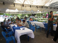 Ante la poca respuesta, los funcionarios se miran las caras unos con otros.